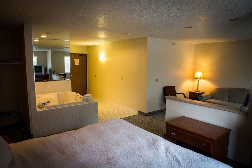 Regency Inn & Suites Anoka Экстерьер фото